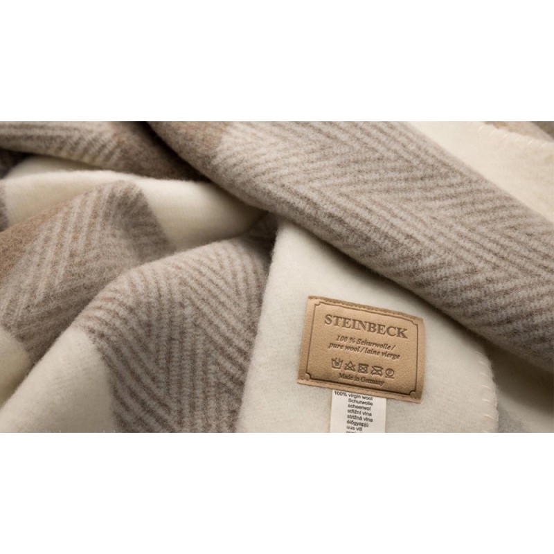 Patura din 100% lana pura, in carouri, model elegant.